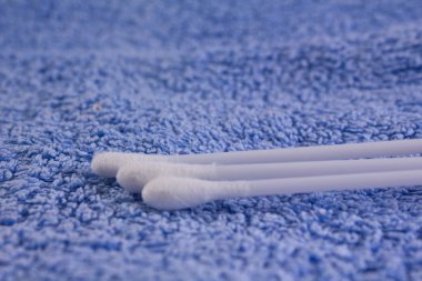 Mavi havlu üzerinde üç pamuk bud