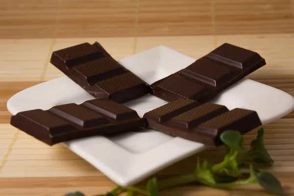 4 batony z ciemnej czekolady — Zdjęcie stockowe