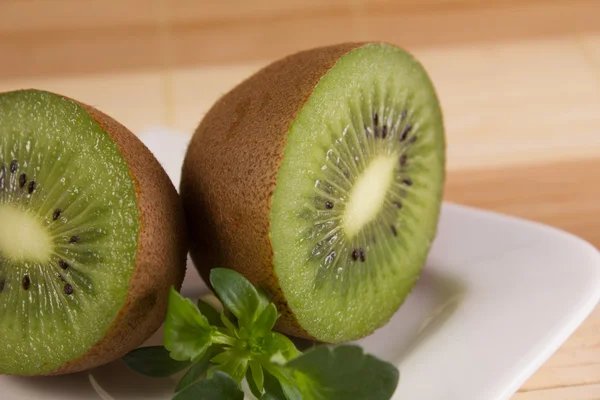 Två skivad Kiwi nära — Stockfoto