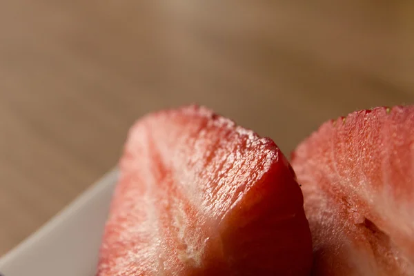 Beyaz tabakta iki strawberrys — Stok fotoğraf