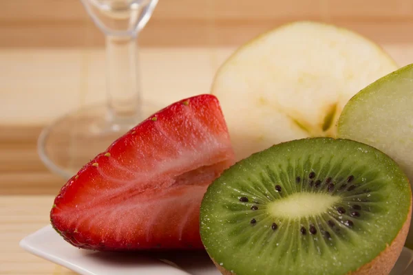 Dört dilimlenmiş meyve yemeye hazır — Stok fotoğraf