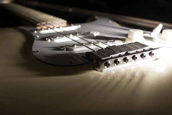 Gitarr i mörkret med fina skuggor — Stockfoto