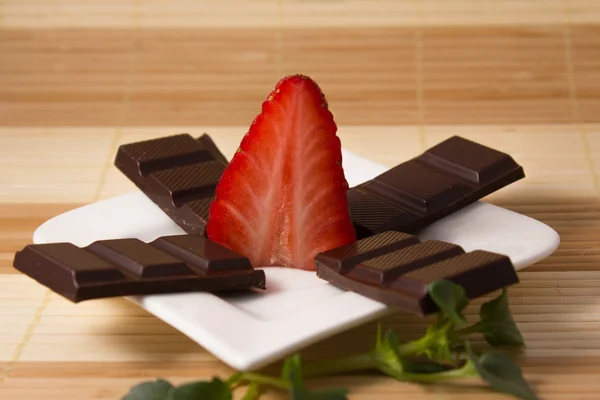 Aardbeien en chocolade bars als een ster — Stockfoto