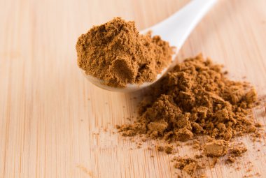 guarana ormanlık bir plaka üzerinde kaşıkla