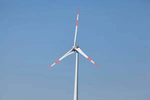 Jeden wiatr Turbina błękitne niebo — Zdjęcie stockowe