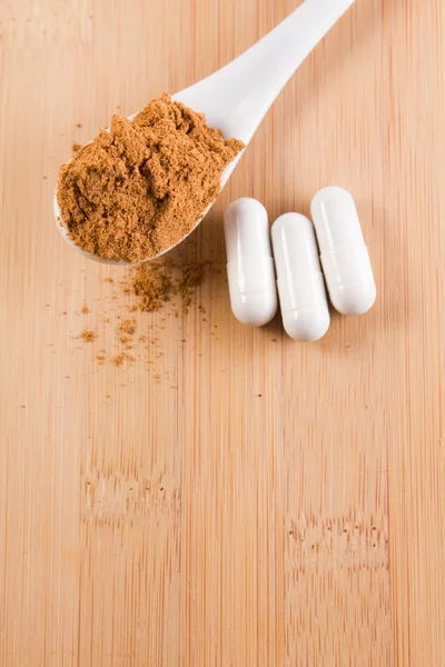 Löffel mit Guarana und Tabletten — Stockfoto