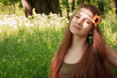 Gülümseyen genç kız