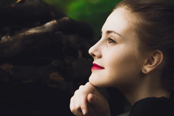 Bella ragazza di fissaggio — Foto Stock