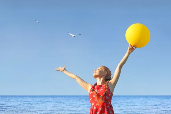 黄色气球的女孩 — 图库照片