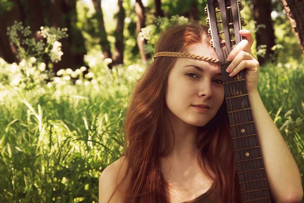Hippie zanger meisje — Stockfoto