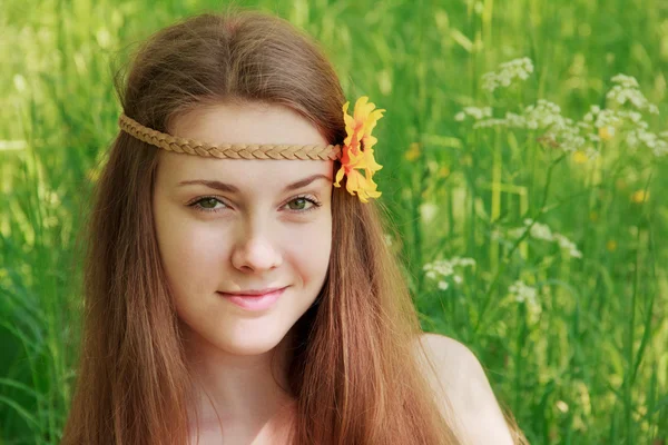 Lächelndes Hippie-Mädchen — Stockfoto