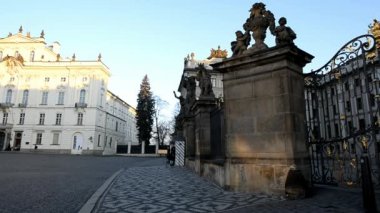 giriş kapısı ve birinci avlu