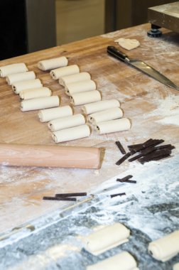 pişirme önce çikolatalı kruvasan.