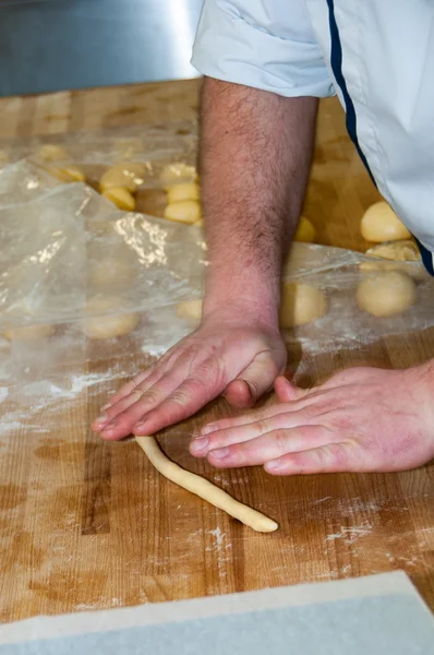 Baker preparando massa brioche — Fotografia de Stock