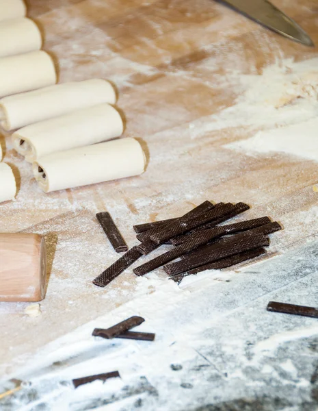 Choklad croissant innan bakning. — Stockfoto