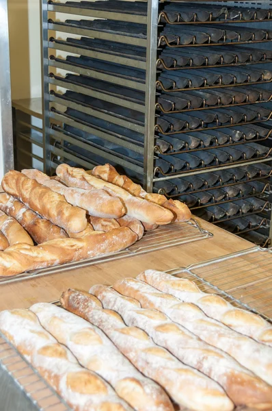 Хлебно-французские багеты в пекарне — стоковое фото