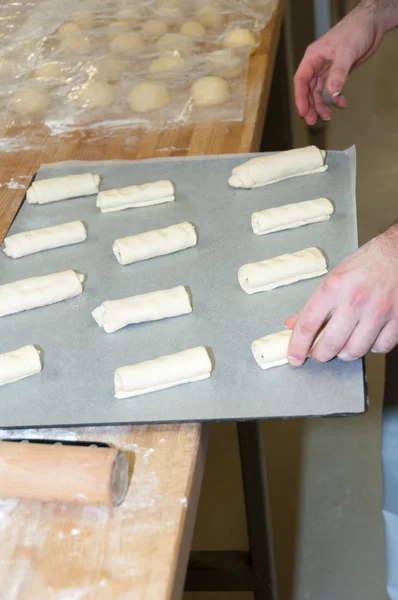 Bagare som bereder chokladcroissant — Stockfoto