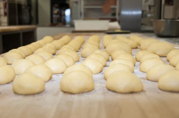 Friss brioche tésztát egy pékség — Stock Fotó