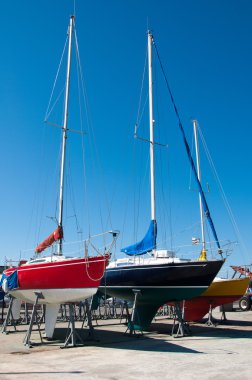  yelkenli bir havuz içinde