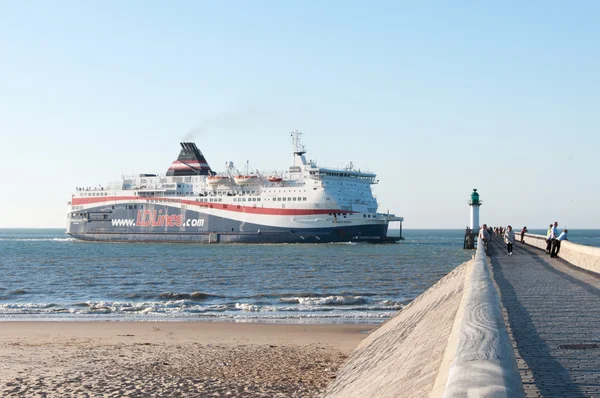 LDlines Ferryboat entrant dans le port de Calais — Photo
