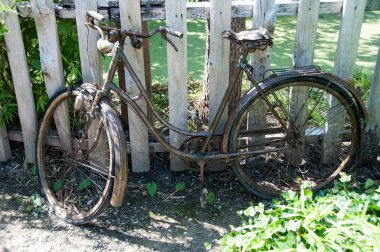 eski bisiklet üzerinde bir çit