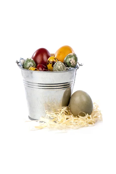 Telur Paskah dalam ember logam — Stok Foto