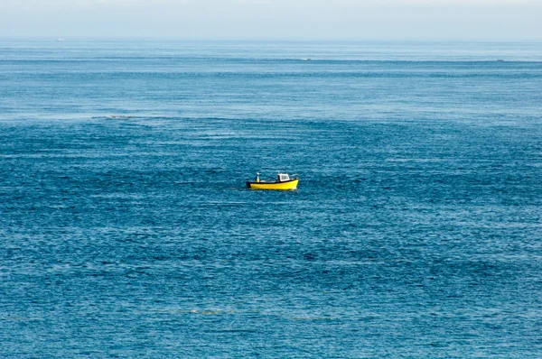 Pescador em um barco amarelo — Fotografia de Stock