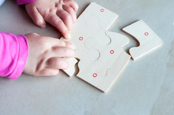 Puzzle in Kinderhand — Stockfoto