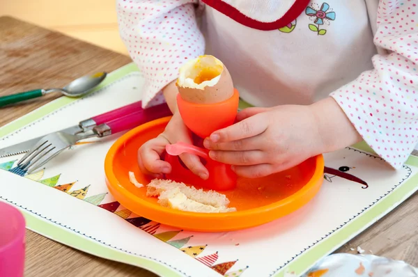 Yumuşak haşlanmış yumurta yiyen çocuk — Stok fotoğraf