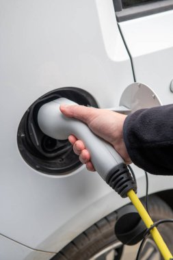 Elektrikli araba evde şarj oluyor.