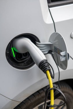 Elektrikli araba evde şarj oluyor.