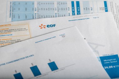Paris, Fransa - Ekim 04, 2021: EDF Elektrik Logosu yakın çekim faturası. Fiyat artışı, ödeme, enerji sağlayıcısı, yakıt, enflasyon ve ödeme kavramı ...