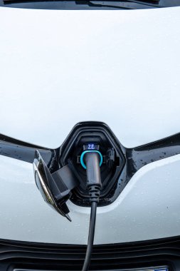 Paris, Fransa - 26 Kasım 2021: Renault Zoe elektrikli aracı halka açık bir terminalde şarj ediliyor