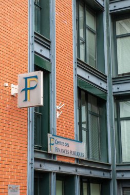 Dol de Bretagne, Brittany, Fransa - 01 Ağustos 2021: Fransız kamu finans logosu bir direğin üzerinde. Kamu Finansmanı, Ekonomi ve Maliye Bakanlığı bünyesinde Fransız Merkez Kamu İdaresi 'nin bir koludur.