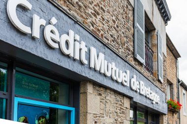 Dol de Bretagne, Brittany, Fransa - 01 Ağustos 2021: Crdit Mutuel de Bretagne bankasının şubesini gösteren imza