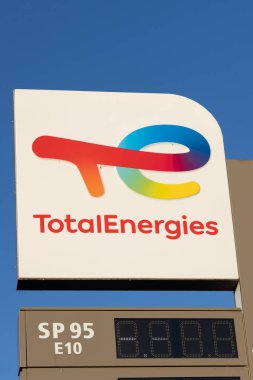 Calais, Fransa - Ekim 06, 2022: Toplam enerji, marka logosu ve şirket logosu Toplam enerji, benzin istasyonu mağazası