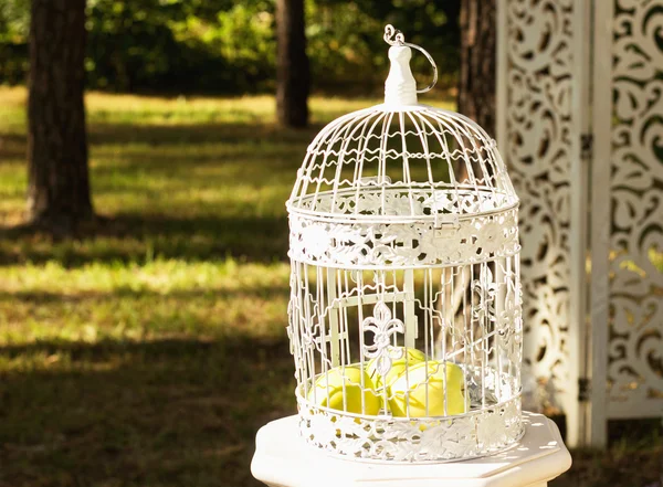 Decoración de la boda. Placa de madera con la inscripción Boda. Boda sobre un plato de fondo verde y una fuente. Las decoraciones de la boda son hermosas. Celebración de boda de verano . — Foto de Stock