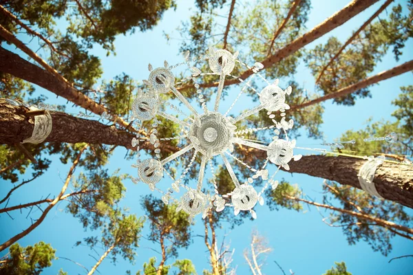 Hochzeitsdekor. Holztafel mit der Aufschrift Hochzeit. Hochzeit auf einem Teller grünen Hintergrund und einem Brunnen. Hochzeitsdekorationen sind wunderschön. Sommerhochzeit. — Stockfoto