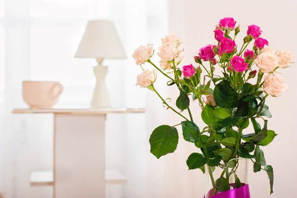 Buquê de flores em um quarto no interior. Rosa vermelha e branca — Fotografia de Stock