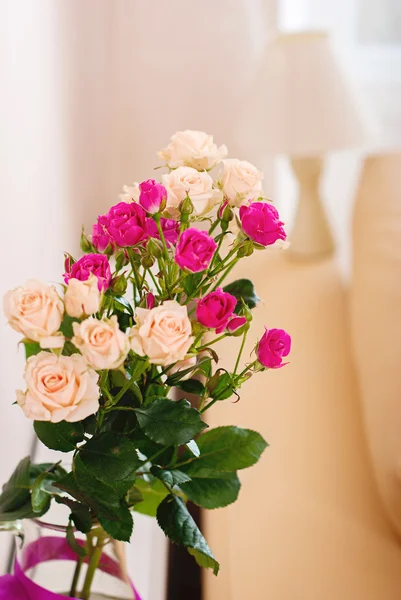 Boeket van bloemen in een kamer in het interieur. rood en wit roze — Stockfoto