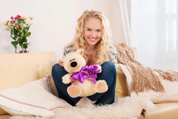 Portrait of a beautiful woman in the room. Magnificent woman resting at home. — Stock Photo, Image