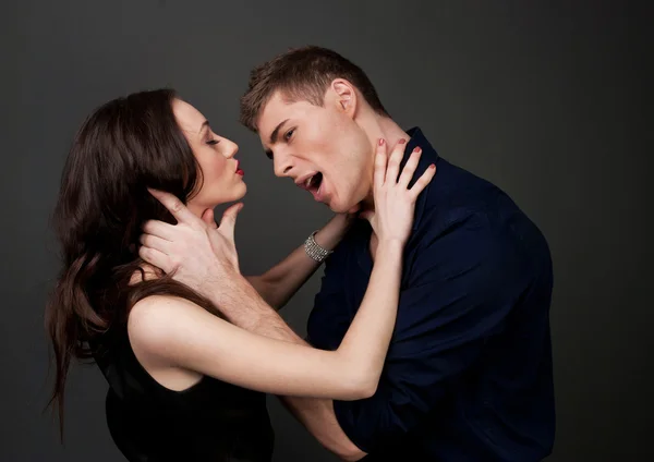 brunet kadın ve brunet erkek aşk hikayesi. Fotoğraf illüstrasyon için belgili tanımlık karşıt cinsiyet arasında karmaşık bir ilişki amacıyla. arzu ve soyunmak.