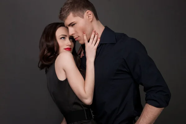 brunet kadın ve brunet erkek aşk hikayesi. Fotoğraf illüstrasyon için belgili tanımlık karşıt cinsiyet arasında karmaşık bir ilişki amacıyla. arzu ve soyunmak.