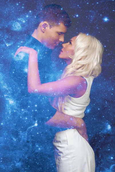 evrende seviyorum. Kozmik aşk hikayesi. aşk hikayesi kadın ve erkek esmer sarışın. Fotoğraf illüstrasyon amaçlar tutkulu aşk belgili tanımlık karşıt cinsiyet arasındaki ilişkiler için.