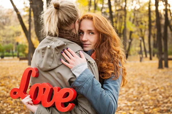 Historia de amor. Autumn Park. Hombre y mujer en un parque de la ciudad cuenta la historia de su amor . — Foto de Stock