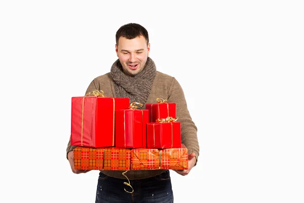 Jovem segurando presentes comprados — Fotografia de Stock