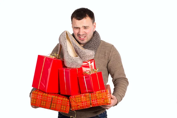 Jovem segurando presentes comprados — Fotografia de Stock