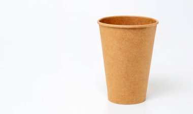 Kağıt bardak açık beyaz zemin üzerinde el işi kağıttan yapılmış, metin için yer.