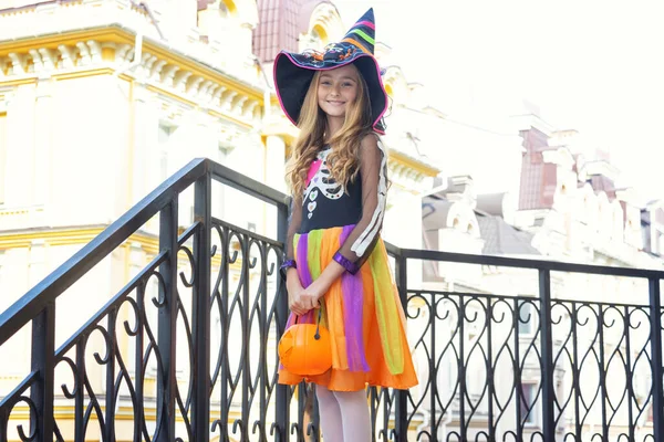 Menina Vestida Como Uma Bruxa Rua Perto Casa Conceito Para — Fotografia de Stock