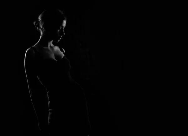 暗い背景に若い美しい女性のシルエットのプロフィール 美と健康に関するテキストのための場所 — ストック写真